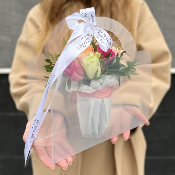 11 нежных роз mix в сумочке