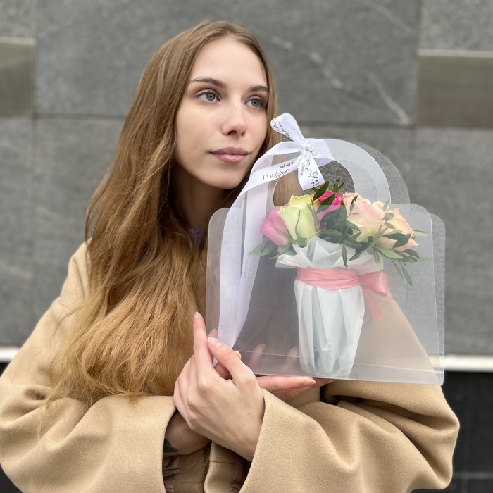 11 нежных роз mix в сумочке