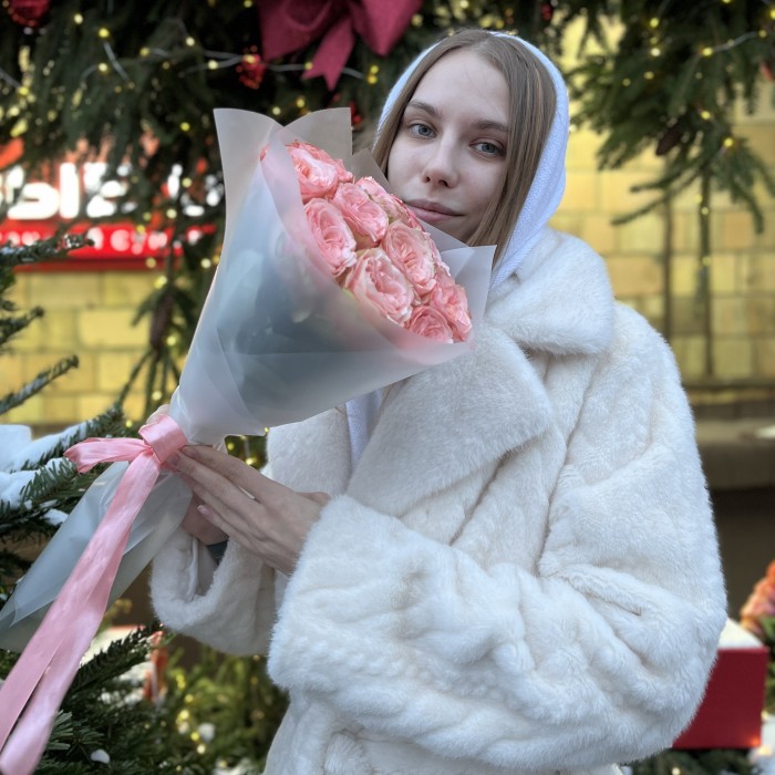 11 пионовидных роз Кахала 50 см