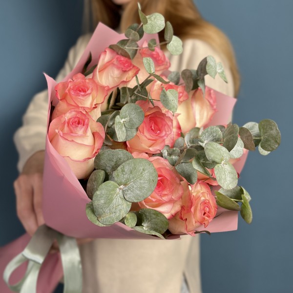 11 роз Джумилия 60 см с эвкалиптом