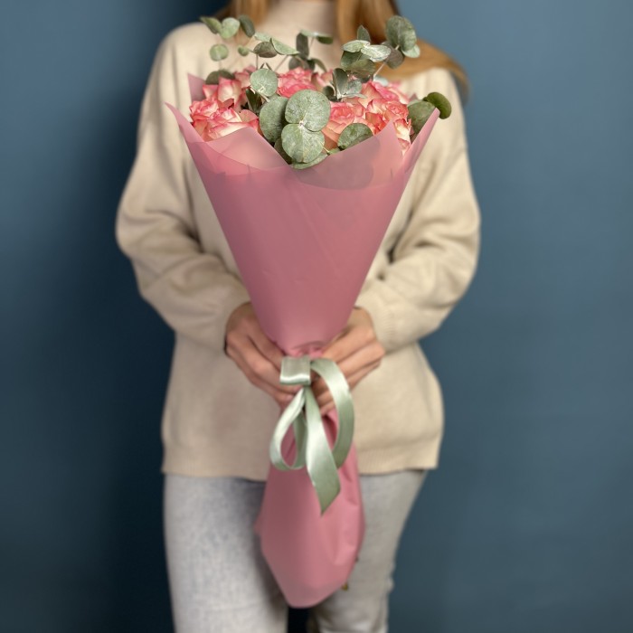 11 роз Джумилия 60 см с эвкалиптом