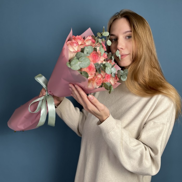 11 роз Джумилия 60 см с эвкалиптом