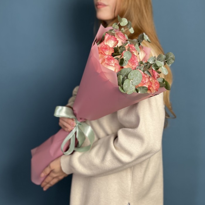 11 роз Джумилия 60 см с эвкалиптом