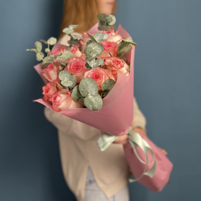 11 роз Джумилия 60 см с эвкалиптом