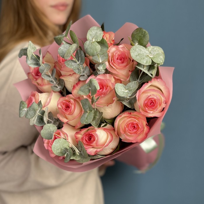 11 роз Джумилия 60 см с эвкалиптом