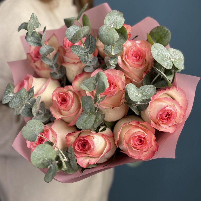 11 роз Джумилия 60 см с эвкалиптом