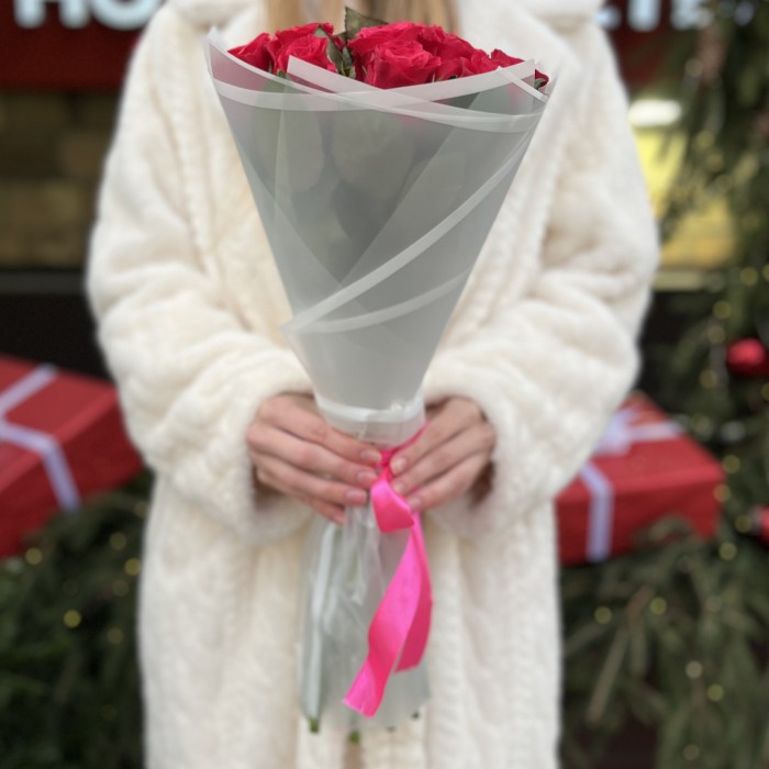 11 малиновых роз Такаци 50 см