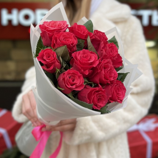 11 малиновых роз Такаци 50 см