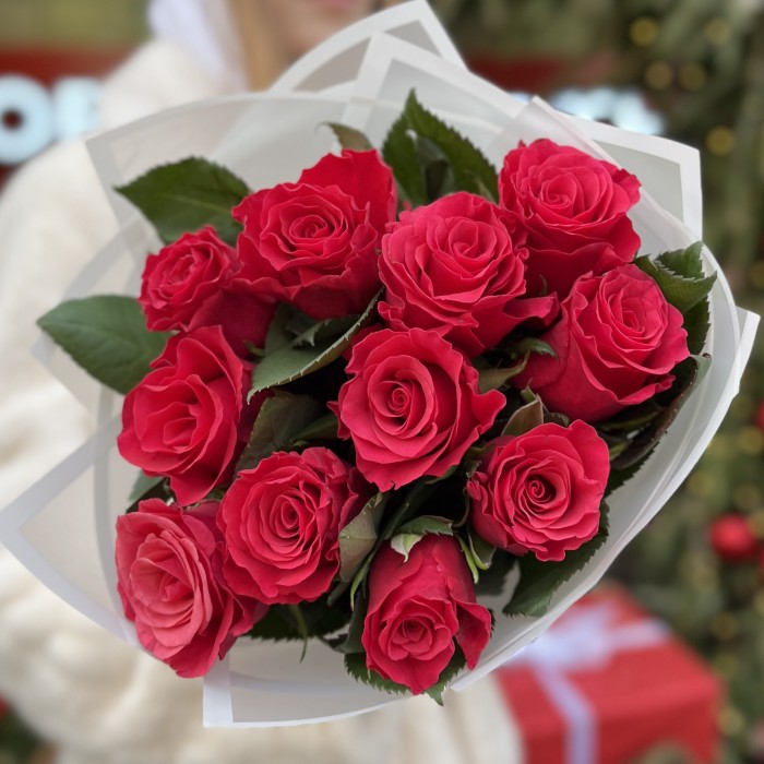 11 малиновых роз Такаци 50 см