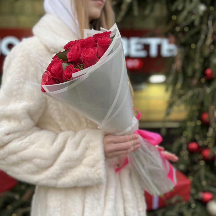 11 малиновых роз Такаци 50 см