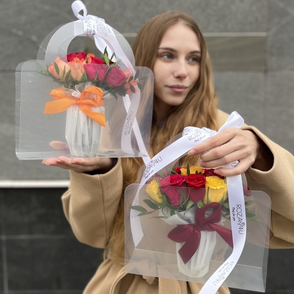 11 ярких роз mix в сумочке
