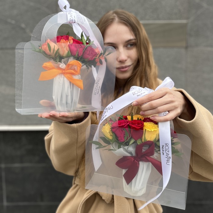 11 ярких роз mix в сумочке