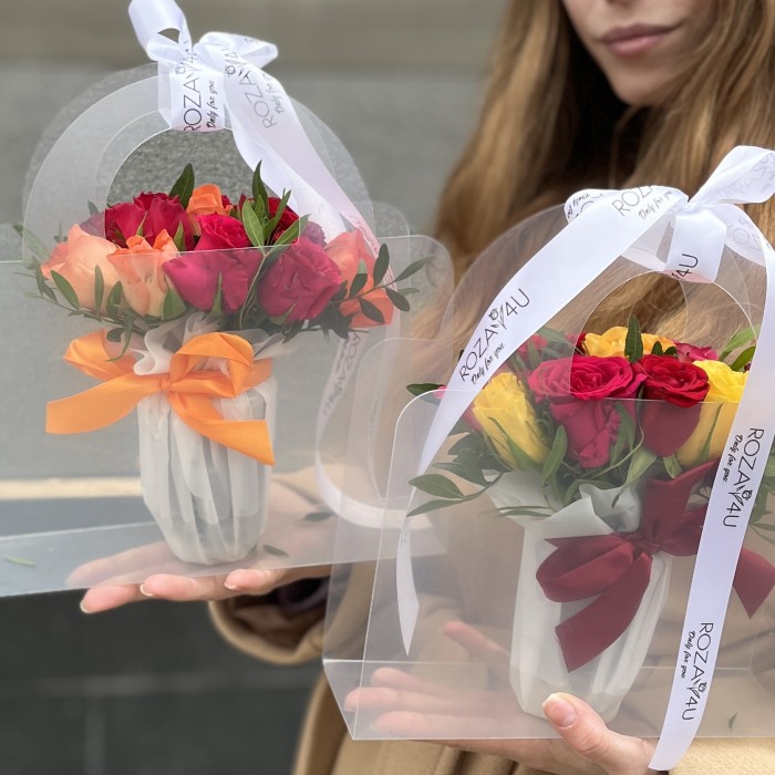 11 ярких роз mix в сумочке