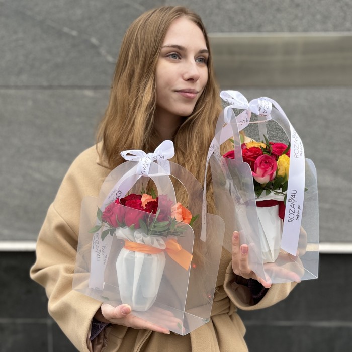 11 ярких роз mix в сумочке