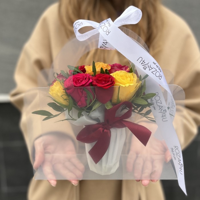 11 ярких роз mix в сумочке