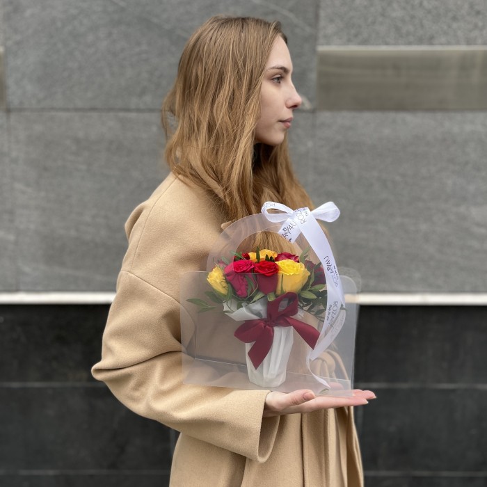 11 ярких роз mix в сумочке