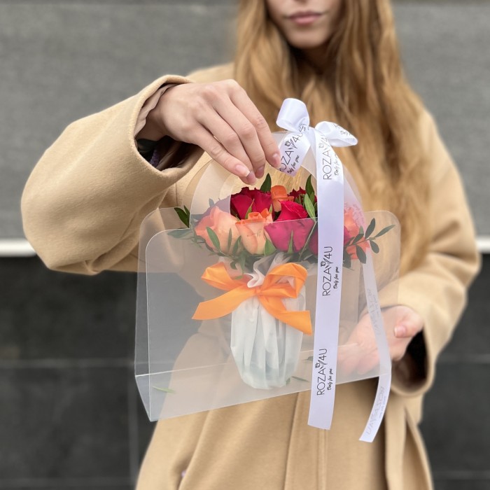11 ярких роз mix в сумочке