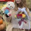 11 ярких роз mix в сумочке с мишкой