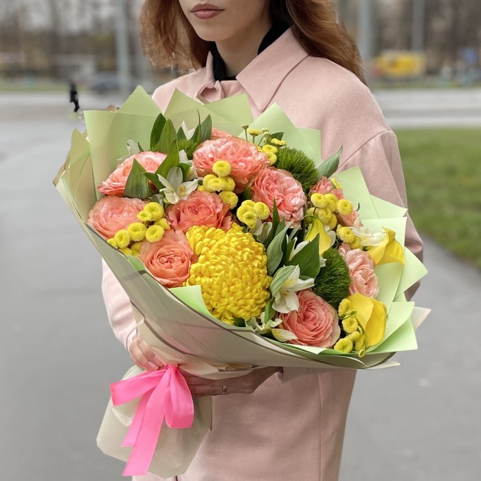 Девочка с персиками