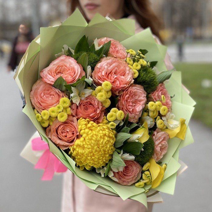 Девочка с персиками