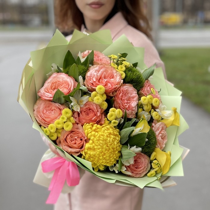 Девочка с персиками