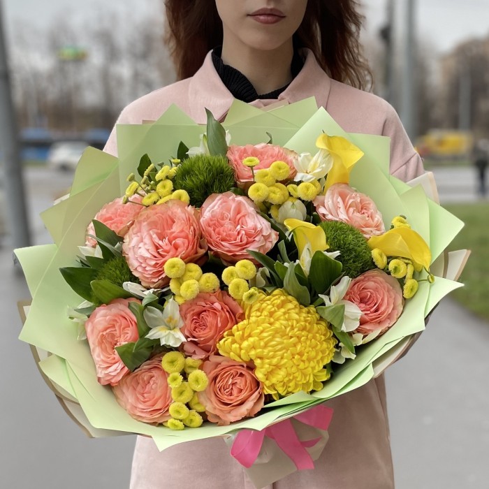 Девочка с персиками