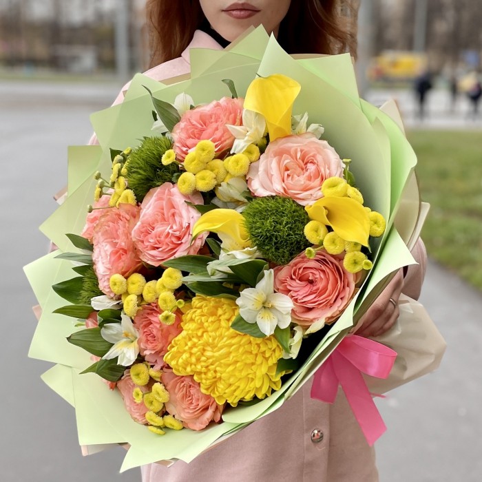 Девочка с персиками