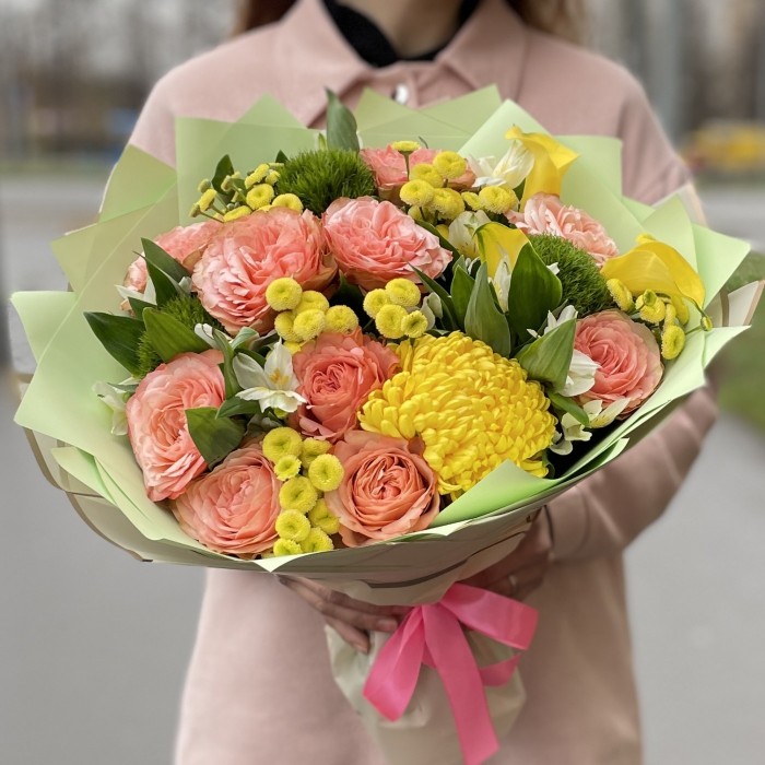 Девочка с персиками