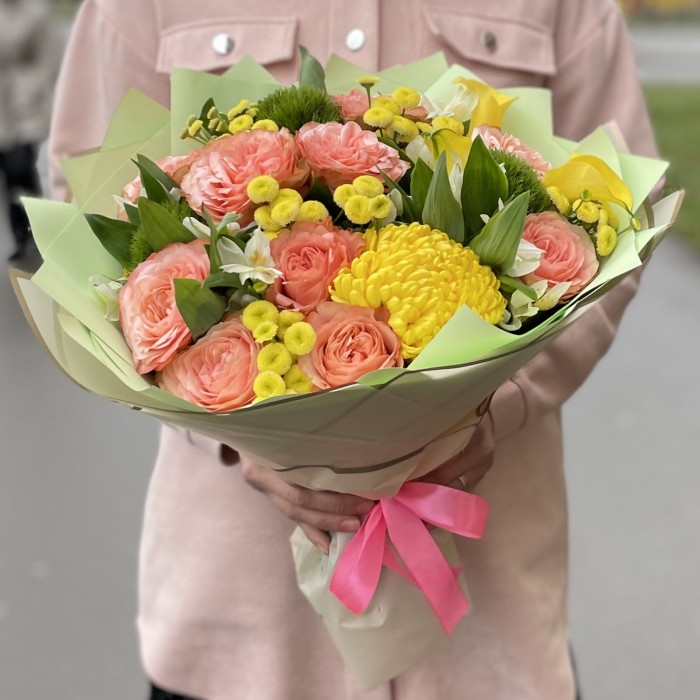 Девочка с персиками