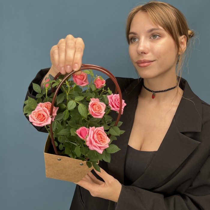 Роза Кордана розовая в подарочной сумочке