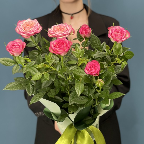 Роза Кордана розовая с малиновым  в подарочной упаковке