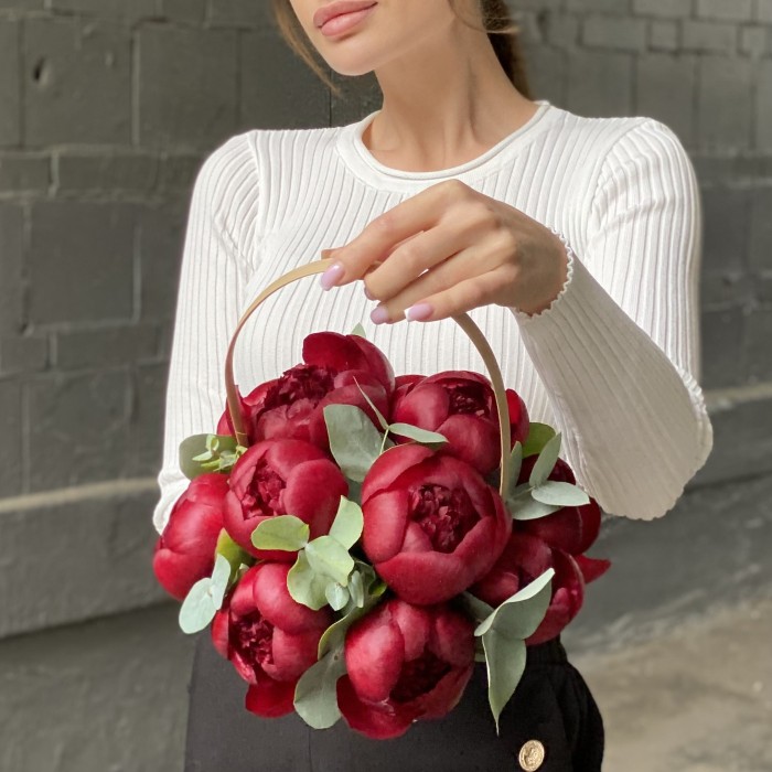 11 бордовых пионов с эвкалиптом в корзине