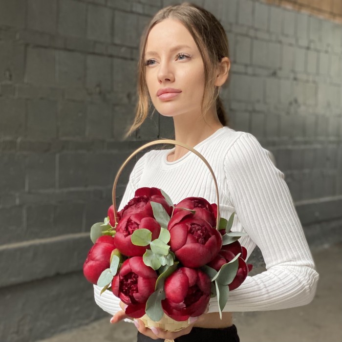 11 бордовых пионов с эвкалиптом в корзине