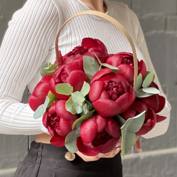 11 бордовых пионов с эвкалиптом в корзине