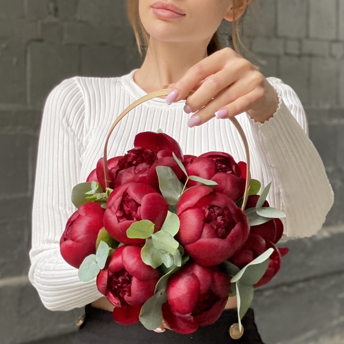 11 бордовых пионов с эвкалиптом в корзине