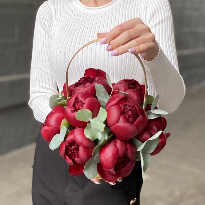 11 бордовых пионов с эвкалиптом в корзине