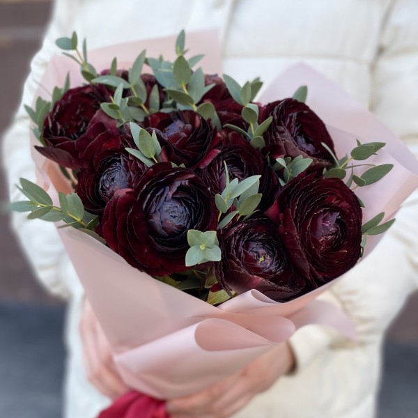 11 Чёрных Ранункулюсов с эвкалиптом