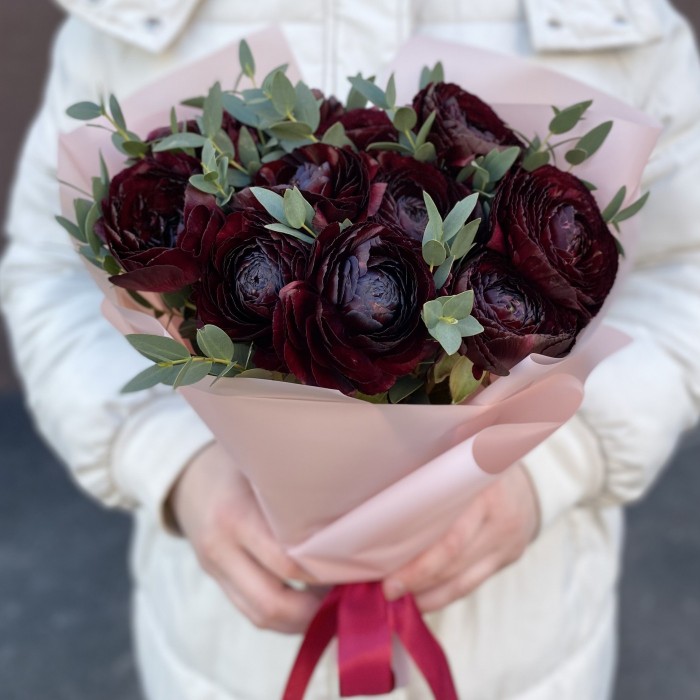 11 Чёрных Ранункулюсов с эвкалиптом