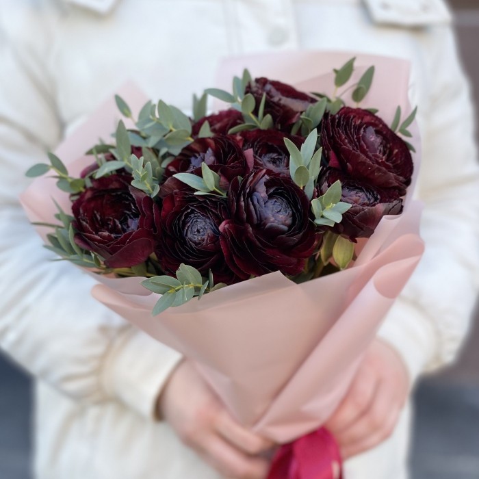 11 Чёрных Ранункулюсов с эвкалиптом