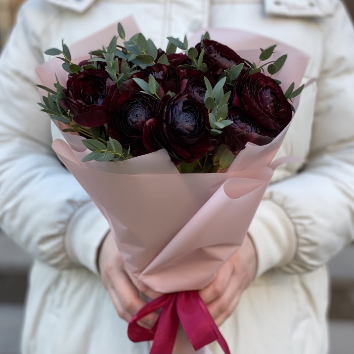 11 Чёрных Ранункулюсов с эвкалиптом