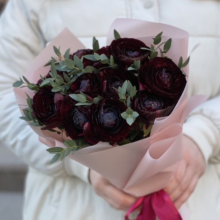 11 Чёрных Ранункулюсов с эвкалиптом