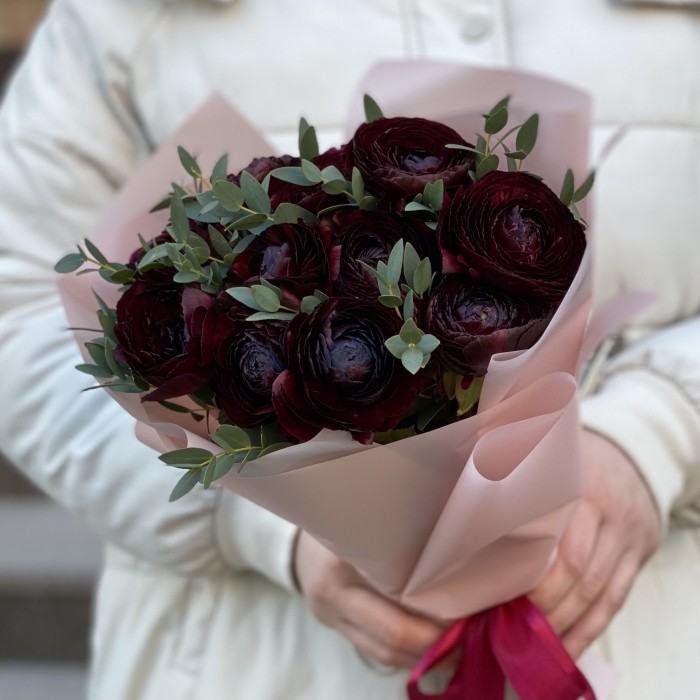 11 Чёрных Ранункулюсов с эвкалиптом