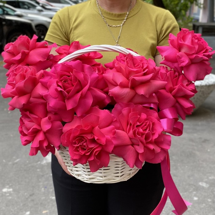 11 ароматных малиновых розовых роз в корзине