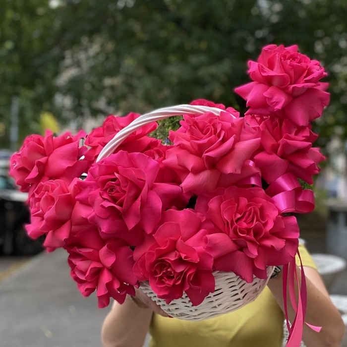 11 ароматных малиновых розовых роз в корзине