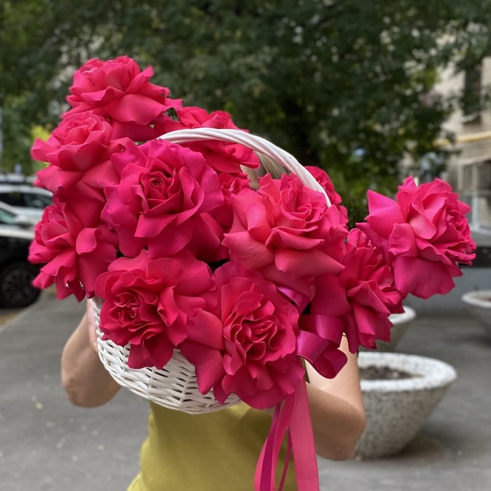 11 ароматных малиновых розовых роз в корзине