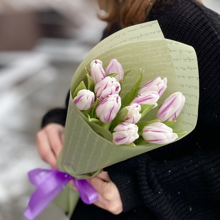 11 бело-фиолетовых тюльпанов Флеминг Флег