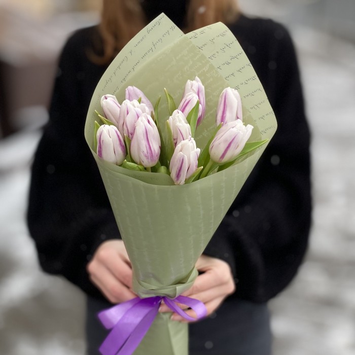 11 бело-фиолетовых тюльпанов Флеминг Флег