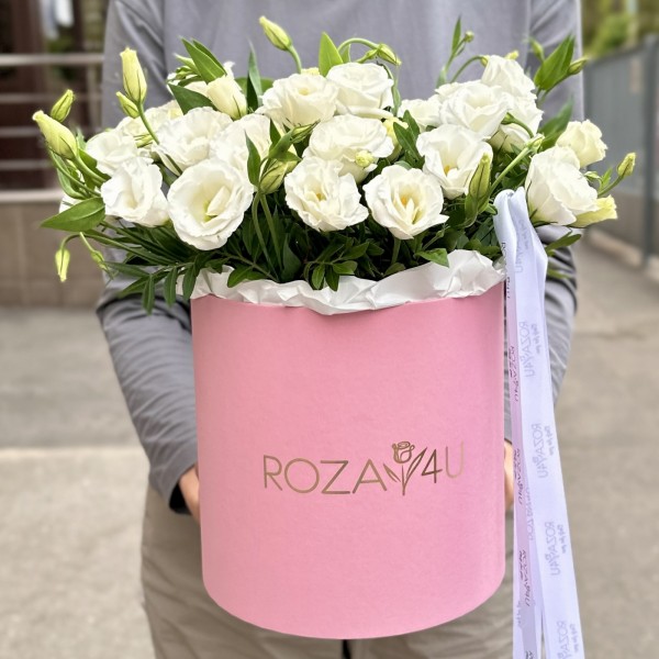 11 белых эустом в коробке