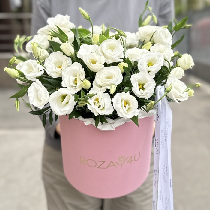 11 белых эустом в коробке