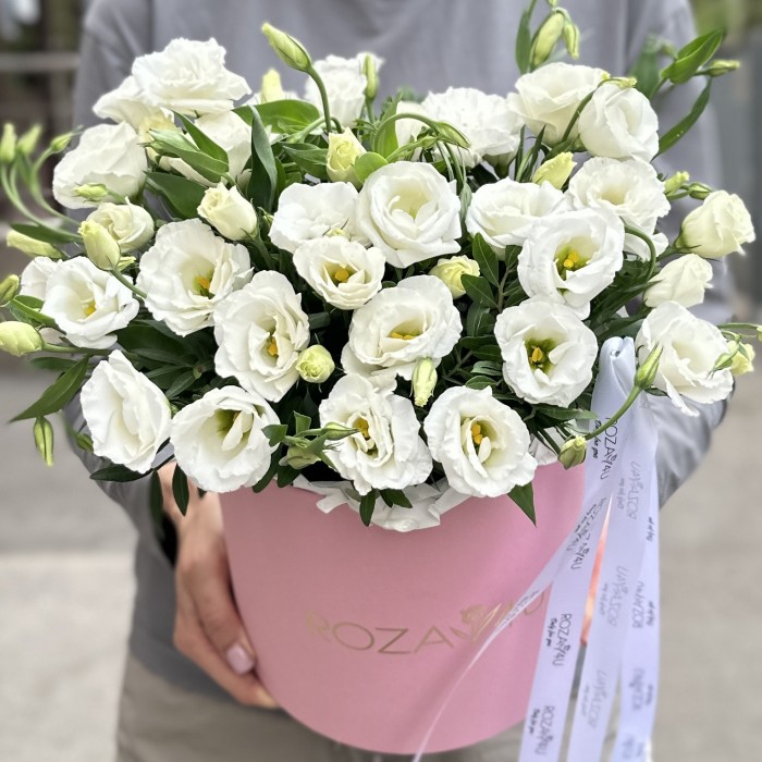 11 белых эустом в коробке